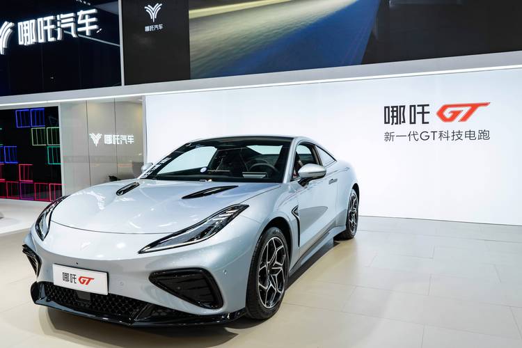 佛山197哪吒汽车在智能汽车领域的表现，领途汽车在新能源汽车市场中的影响力